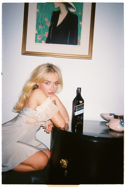 JOHNNIE WALKER DROPS LIMITED EDITION SABRINA CARPENTER BLACK LABEL BOTTLE DESIGN